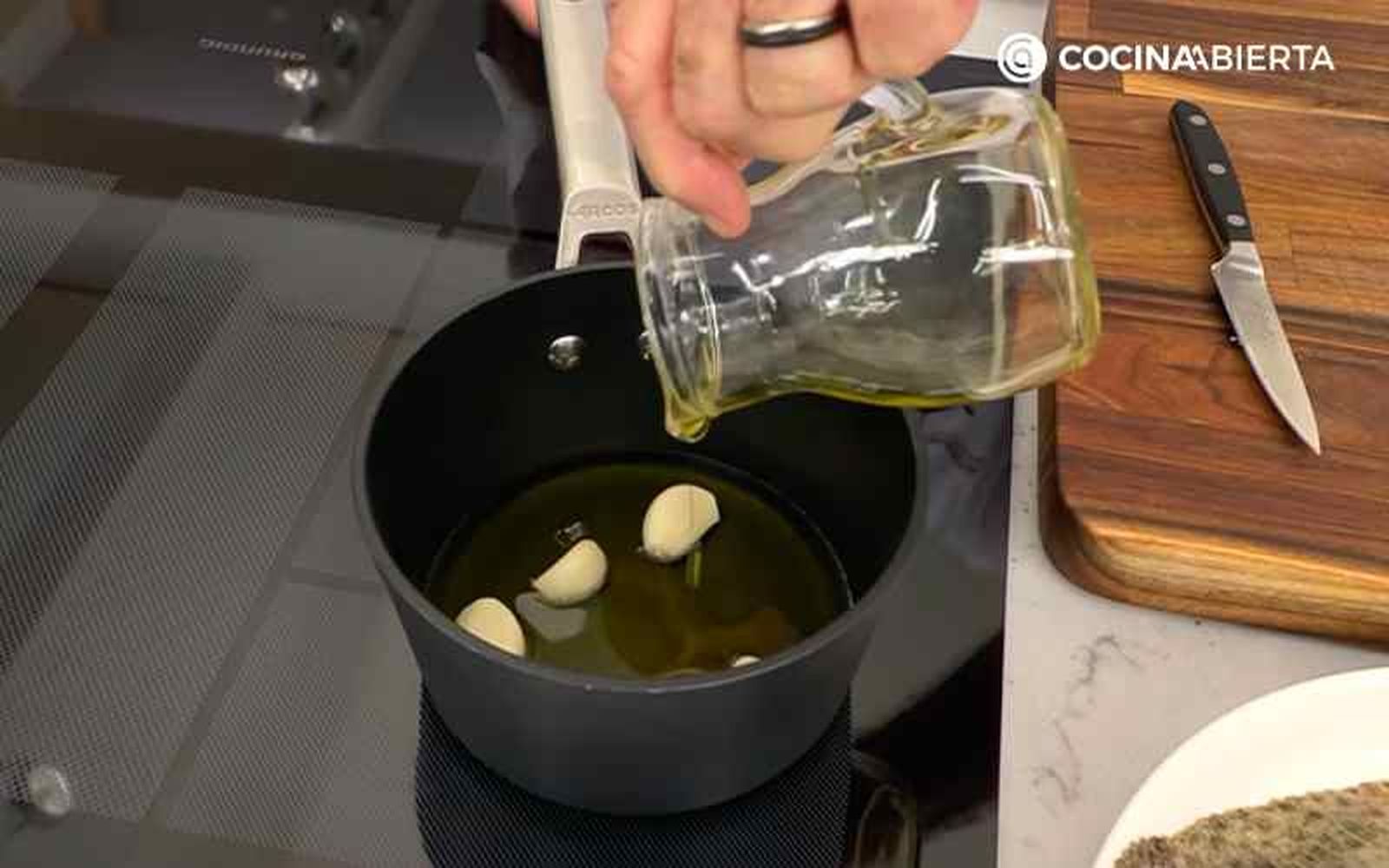 Confita los ajos en un cazo Confita los ajos en un cazo