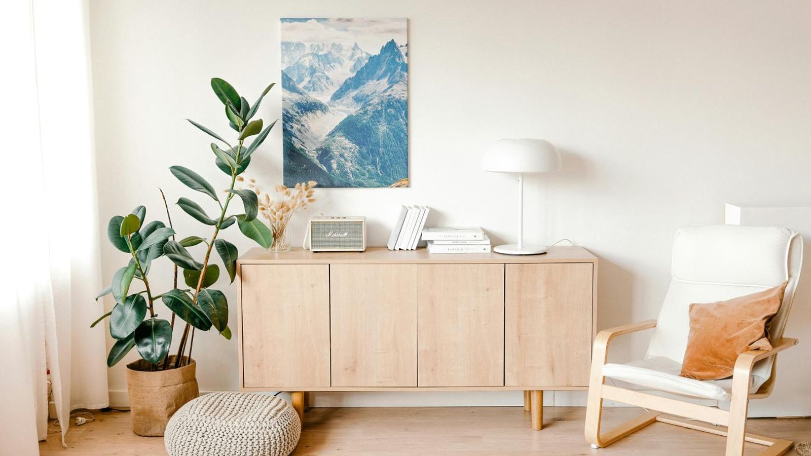 Salón con decoración minimalista moderna y acogedora.