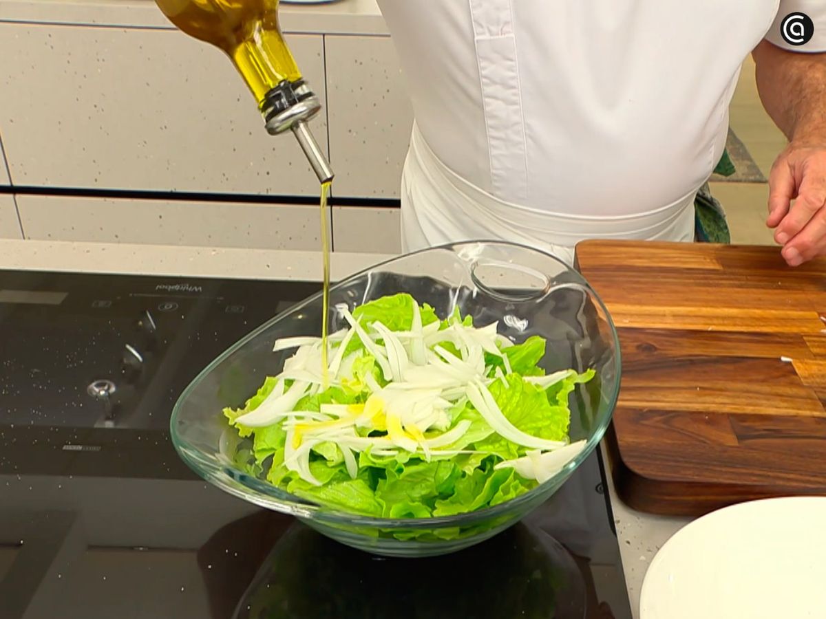 Mezcla la lechuga con la cebolleta para la ensalada