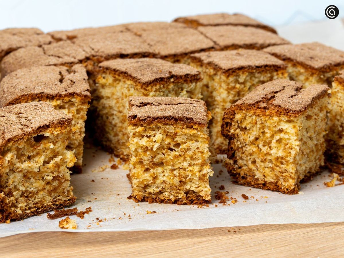 Espera a que se enfríe, corta en porciones cuadradas y sirve