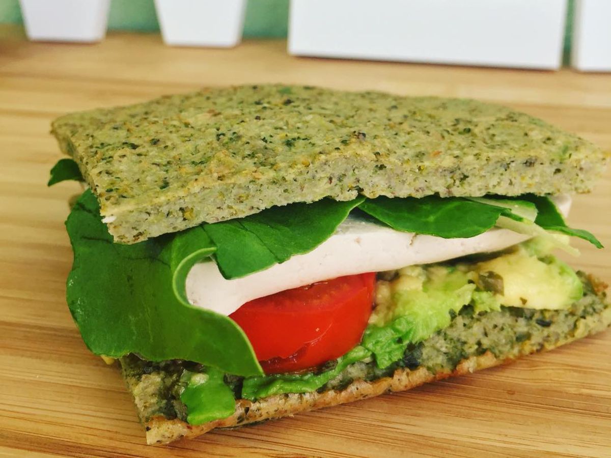 Pan keto casero con brócoli y huevo, ideal para sandwiches bajos en carbohidratos.