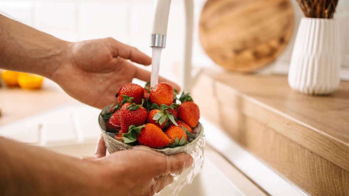 Lava las fresas justo antes de consumirlas para evitar que se estropeen antes de tiempo.