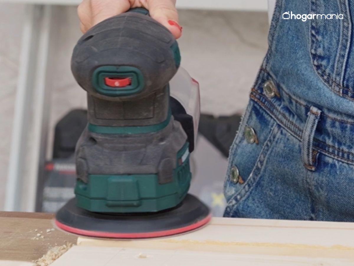 La lijadora orbital suaviza los cantos y elimina posibles astillas.