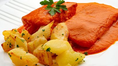 Bacalao en salsa de pimiento con patatas fritas