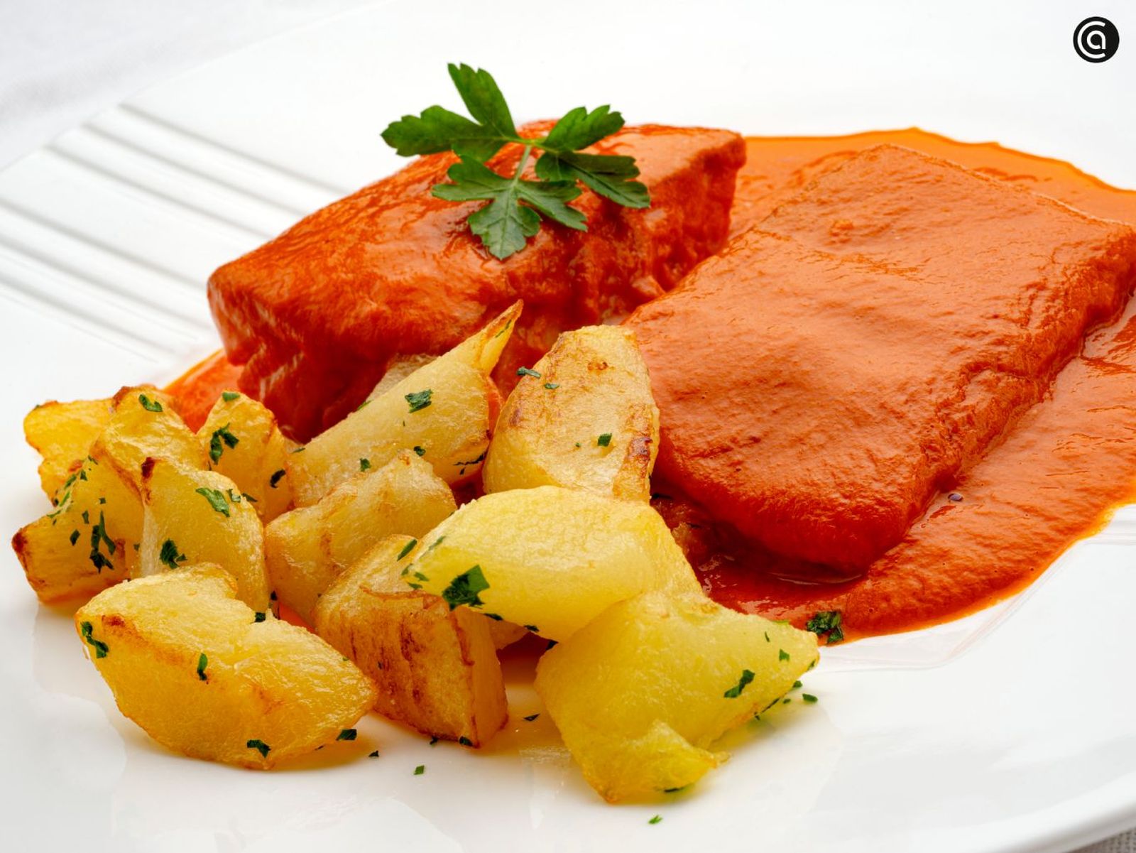 Bacalao en salsa de pimiento con patatas fritas