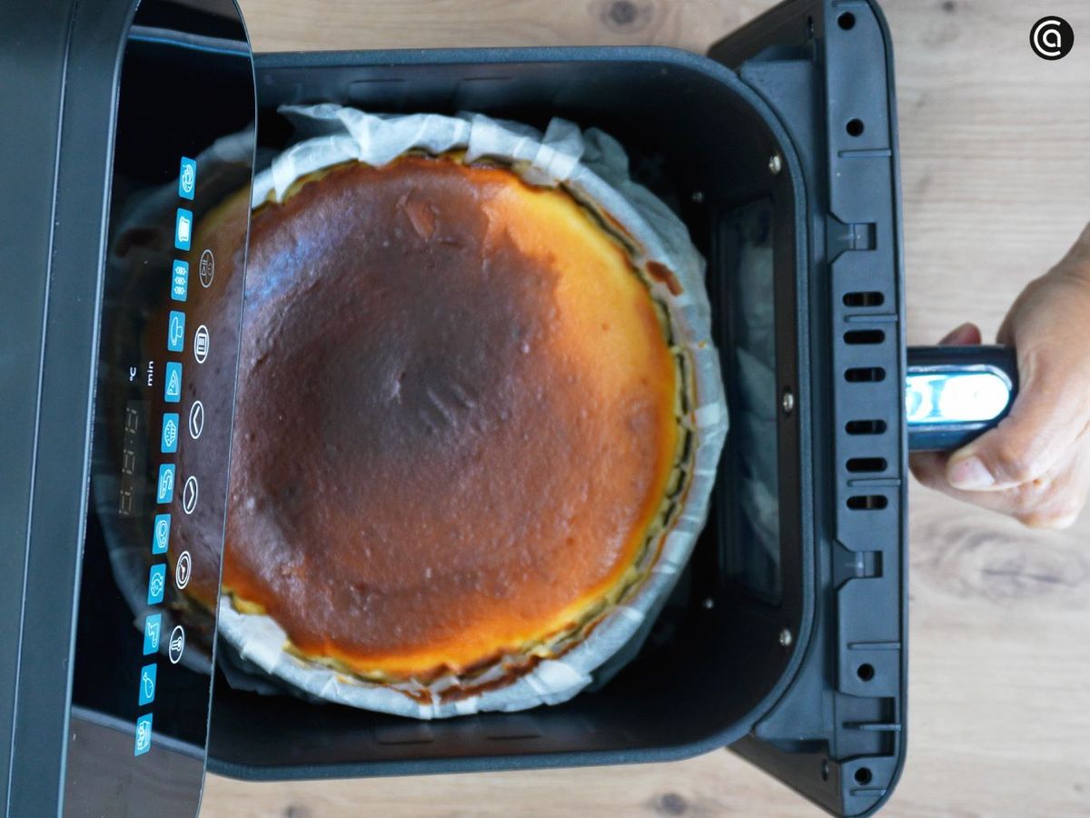 Retira el papel de alumunio y dora la tarta de queso