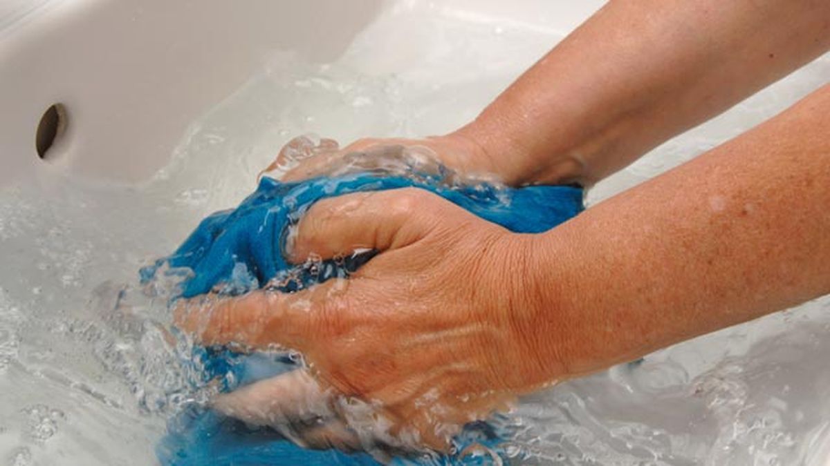 como quitar las manchas de pintura tempera gouache acrilica de la ropa con alcohol amoniaco