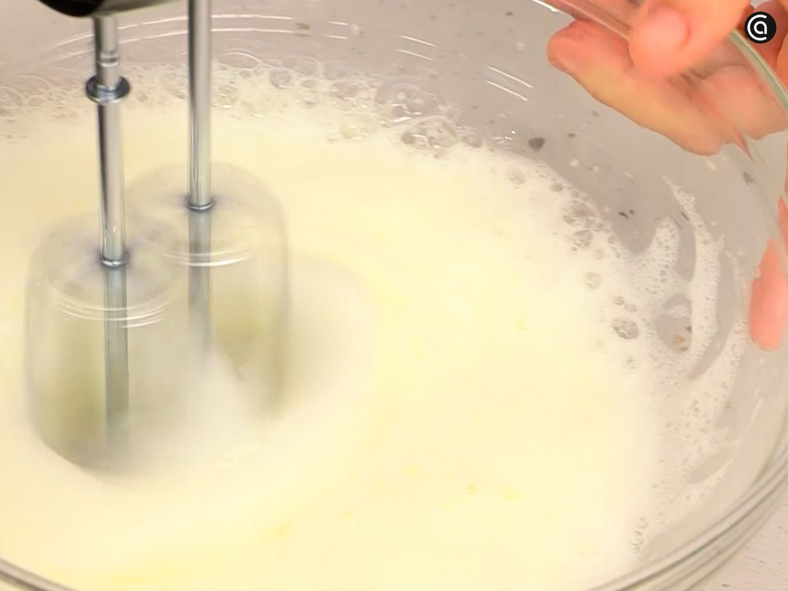 Bate las claras con el azúcar hasta que se forme un merengue