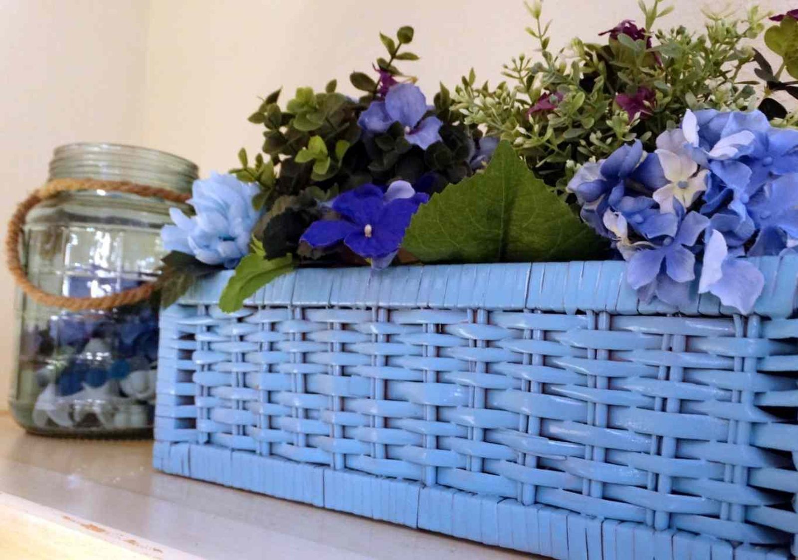 Renovar cesta de mimbre pintándola en azul.