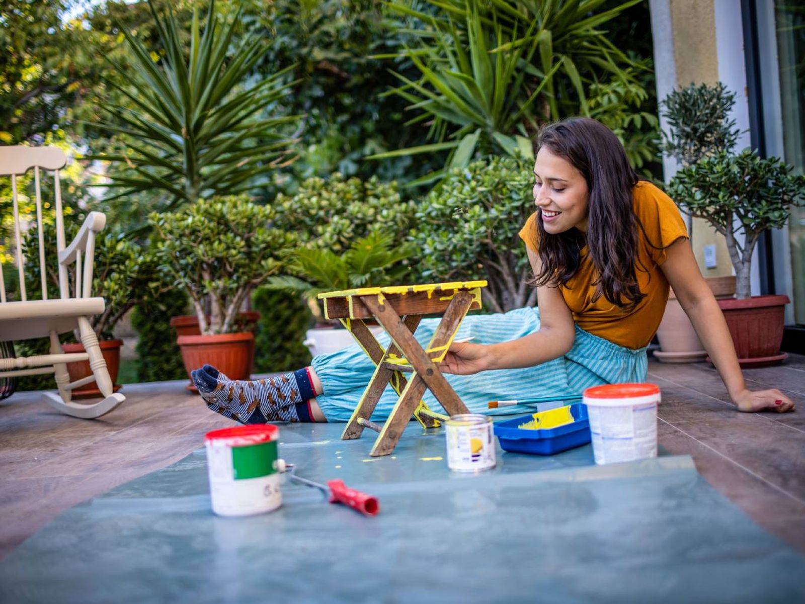 Pintar muebles es una forma sencilla de renovar la decoración del jardín. Pintar muebles es una forma sencilla de renovar la decoración del jardín.