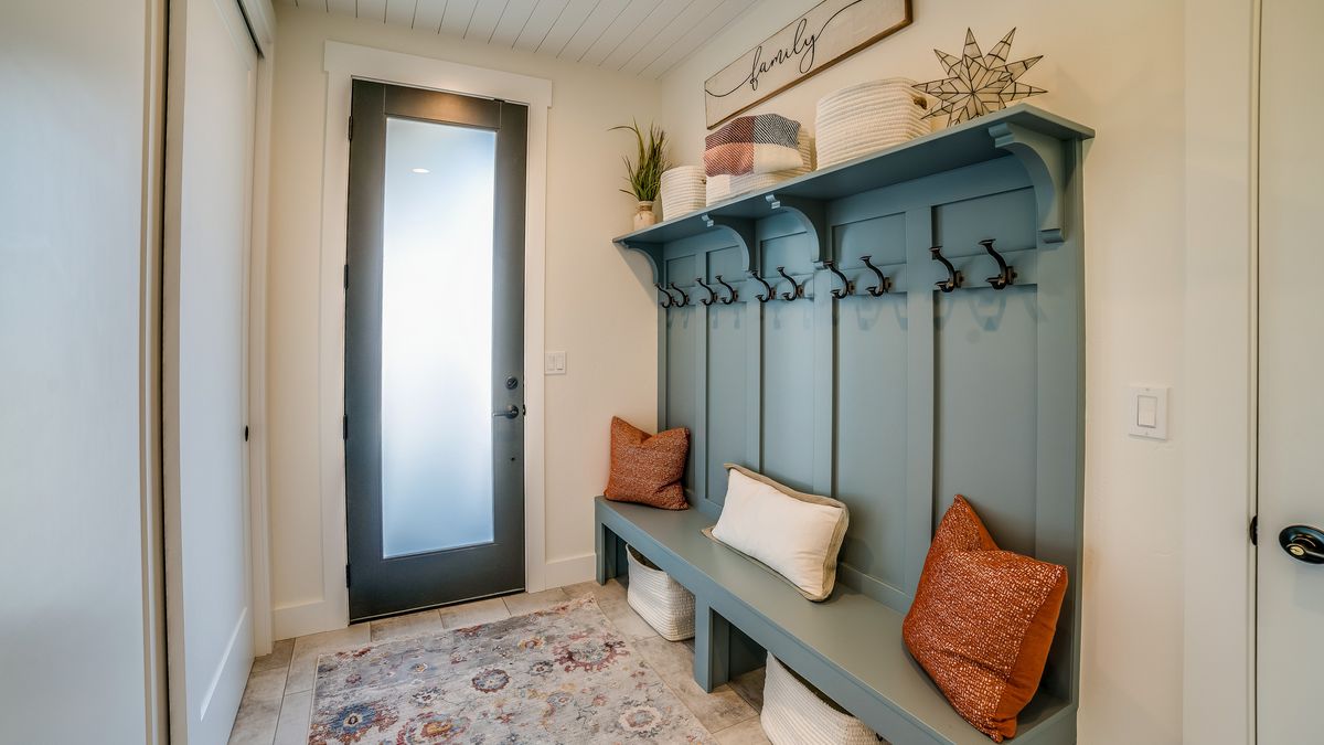 La elección cromática es la herramienta más potente para cambiar la energía de un recibidor