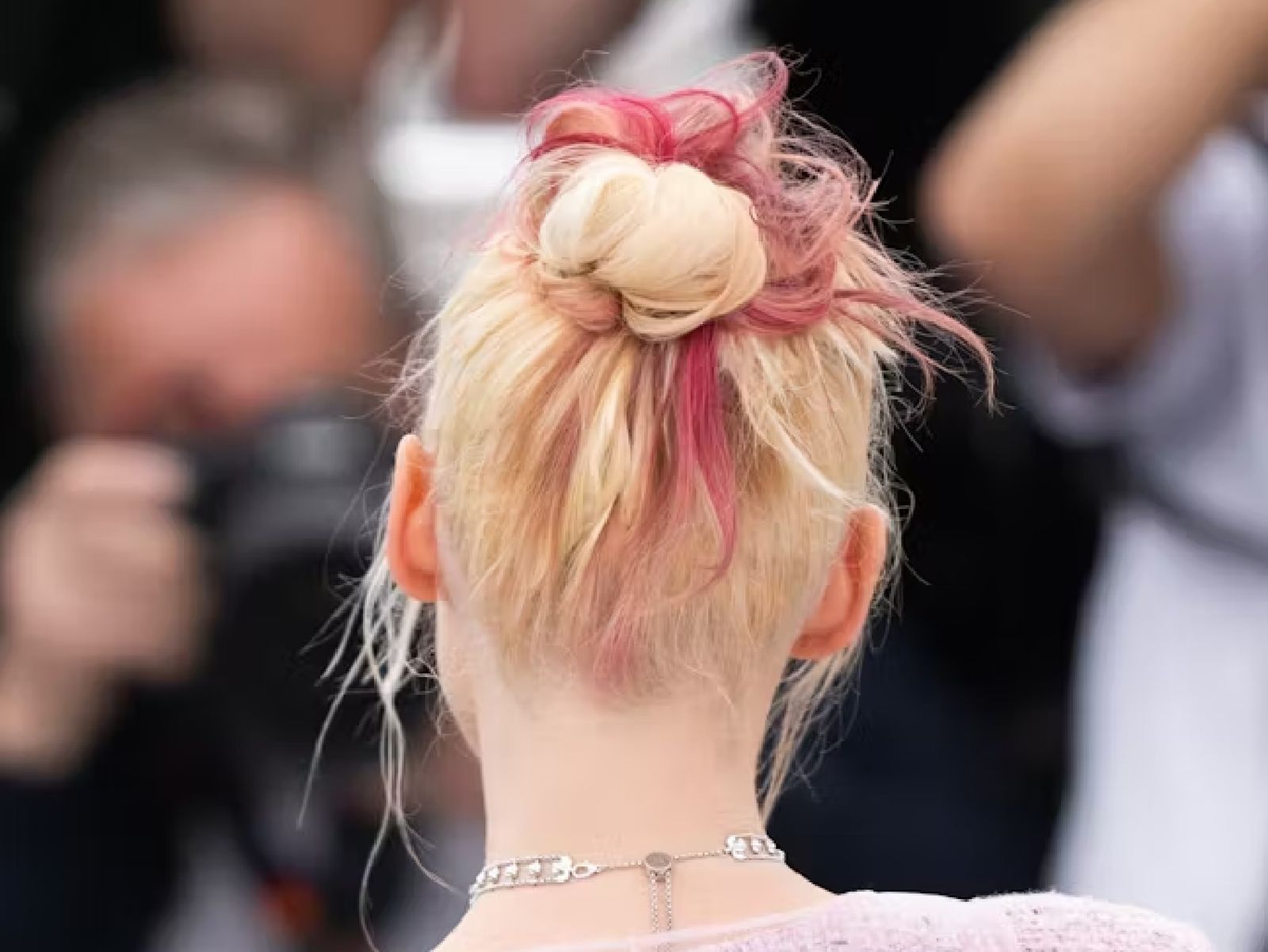 Vista trasera de Kristen Stewart con dip dye en color blush pink