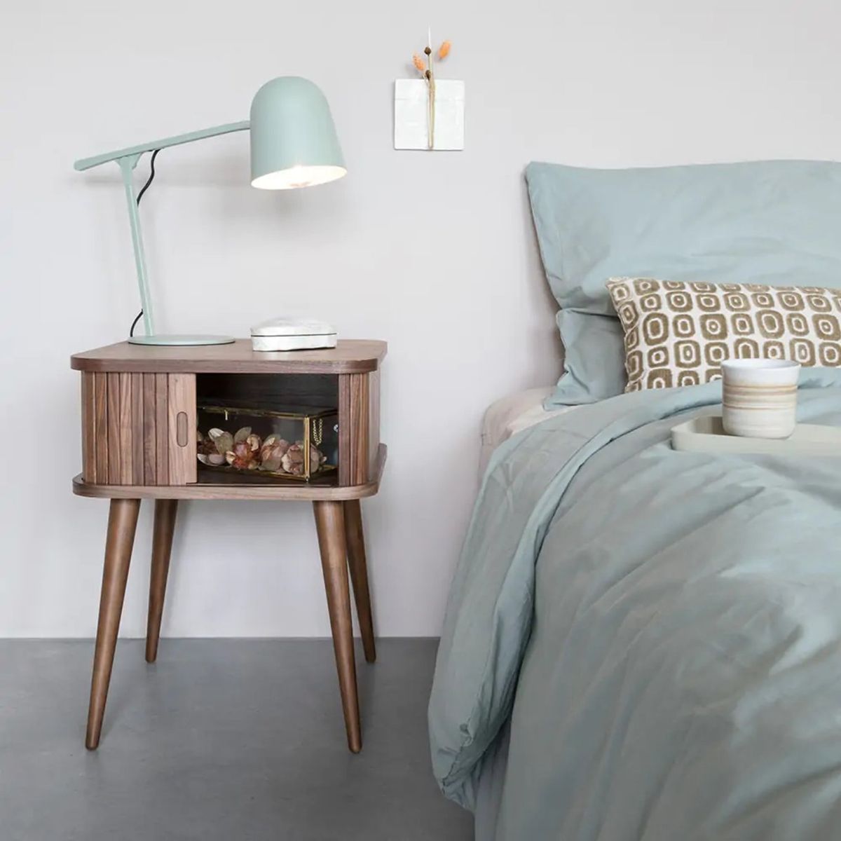 Mesita de noche de madera de nogal