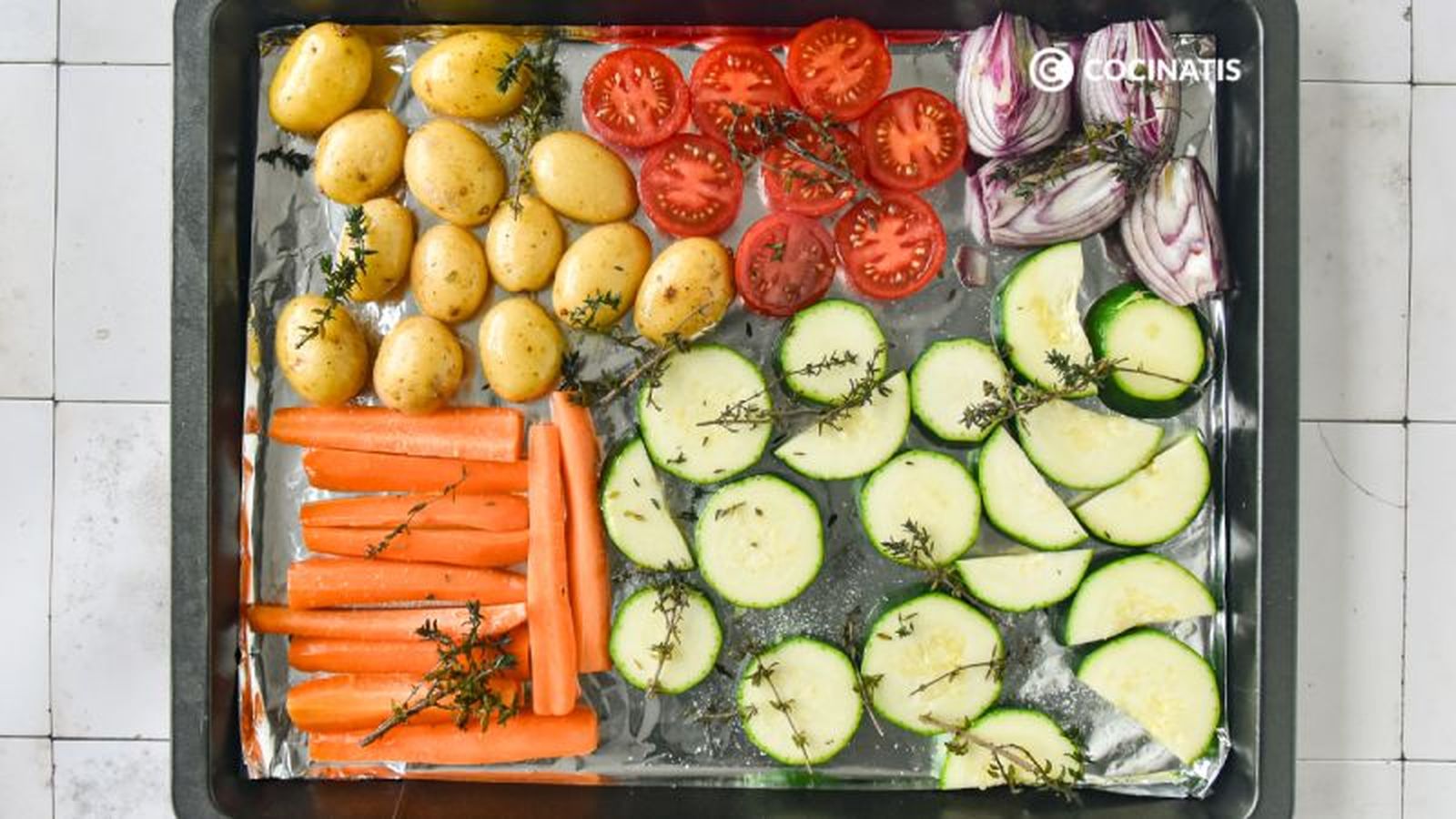 Agrega sal y tomillo a las verduras para asar Agrega sal y tomillo a las verduras para asar
