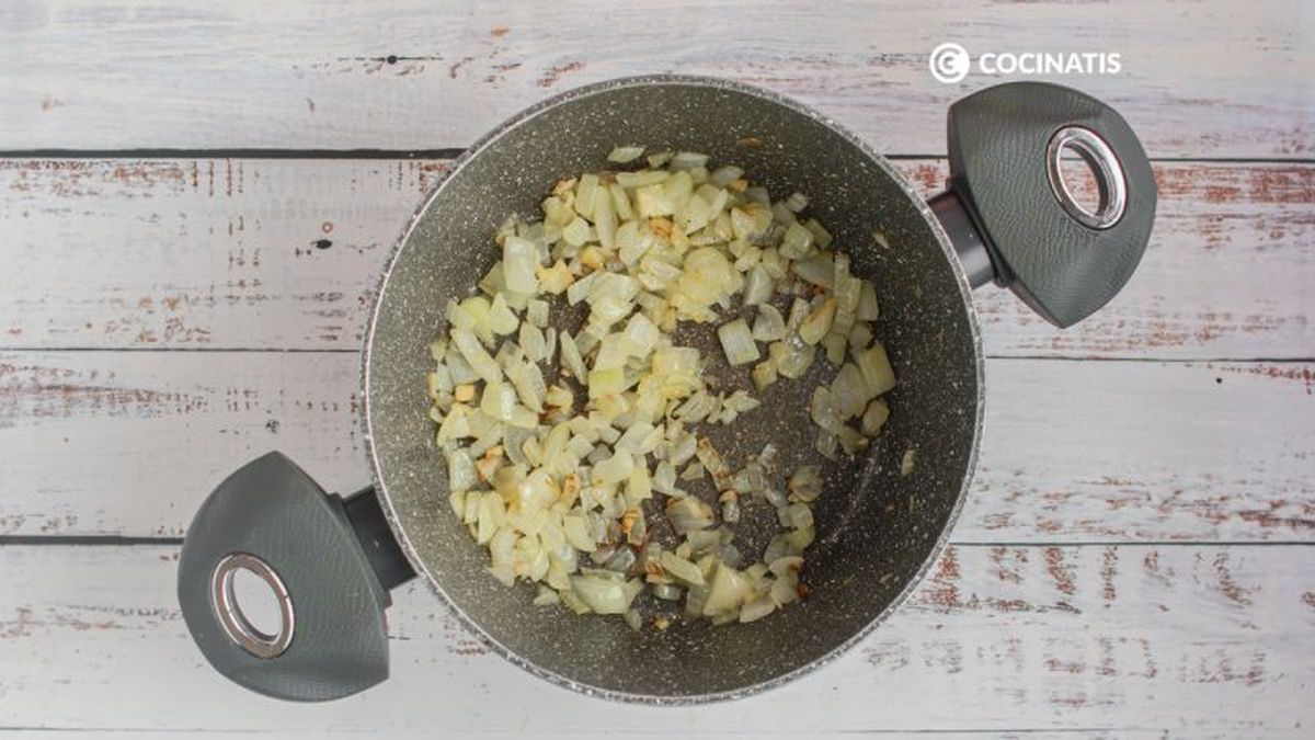 Sofreímos la cebolla y el ajo