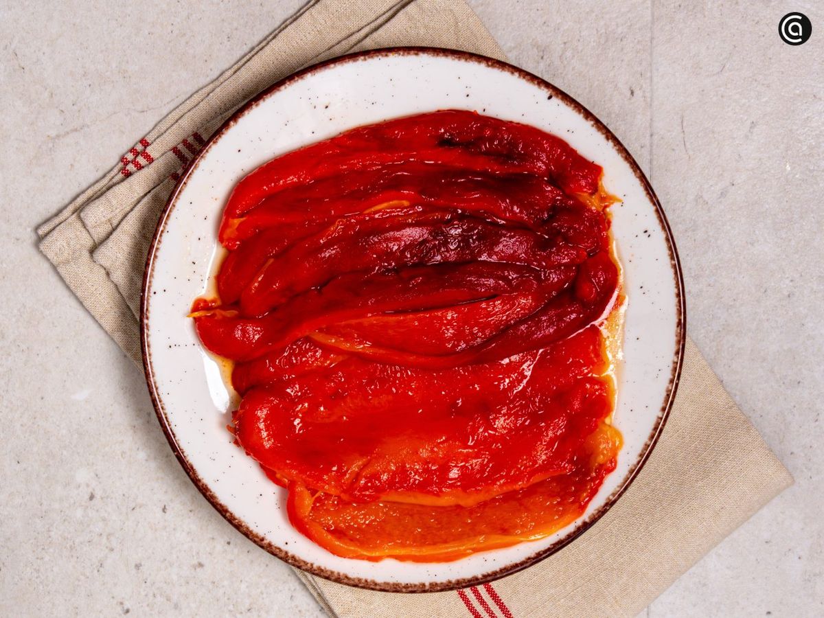 Trocea los pimientos asados en tiras y sírvelos