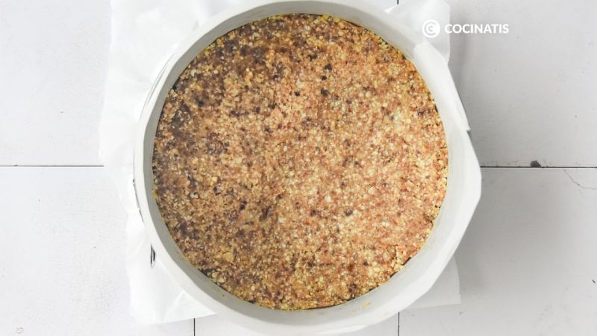 Base de frutos secos para la tarta de queso fresco y arándanos