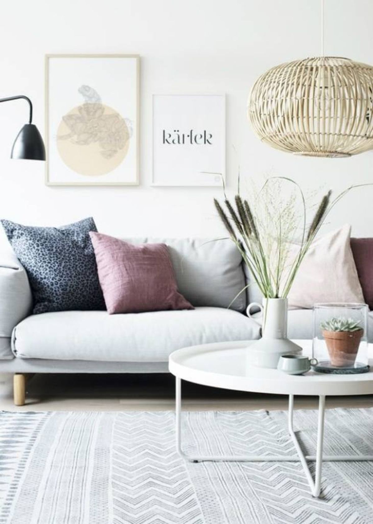 Salón con mesa de centro decorada con plantas.