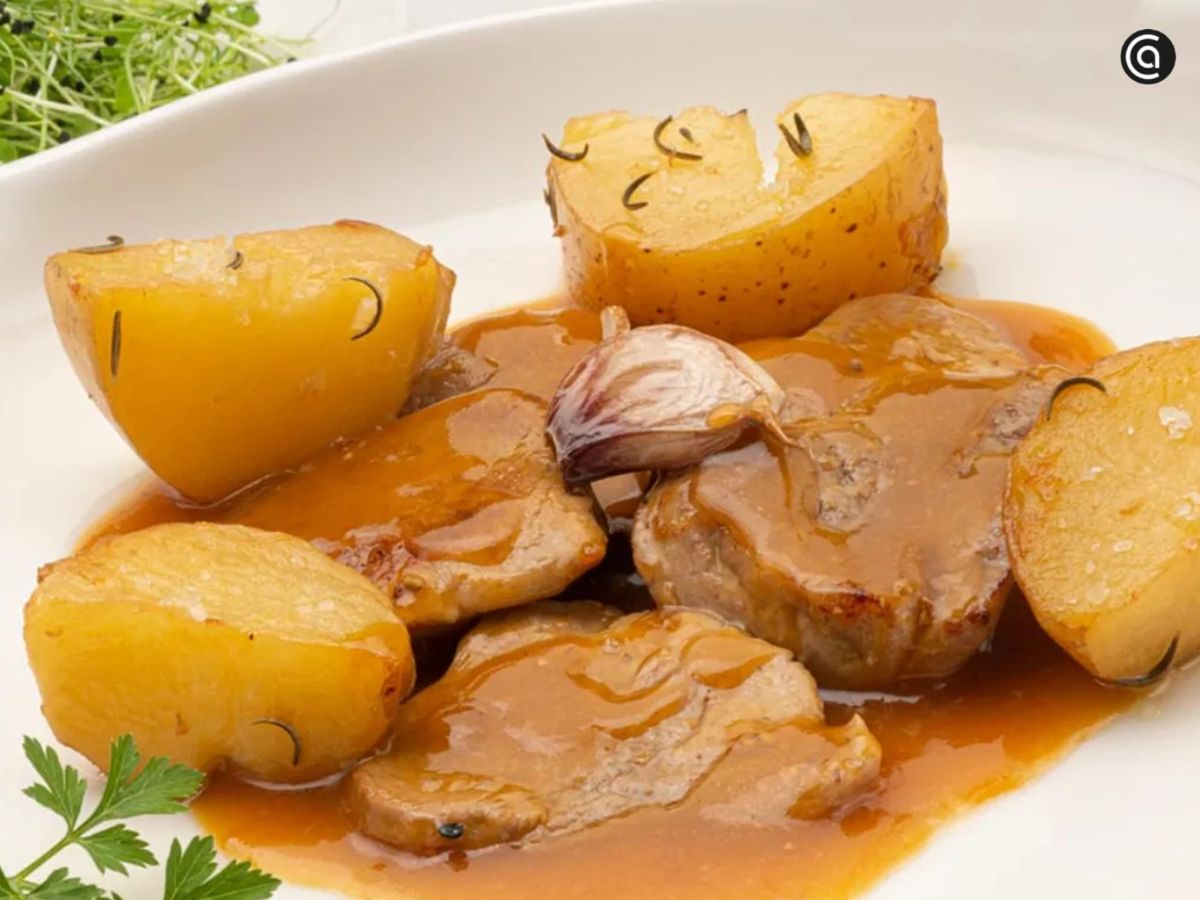 Solomillo de cerdo en salsa de naranja y jengibre, una combinación fresca y aromática con un toque exótico.