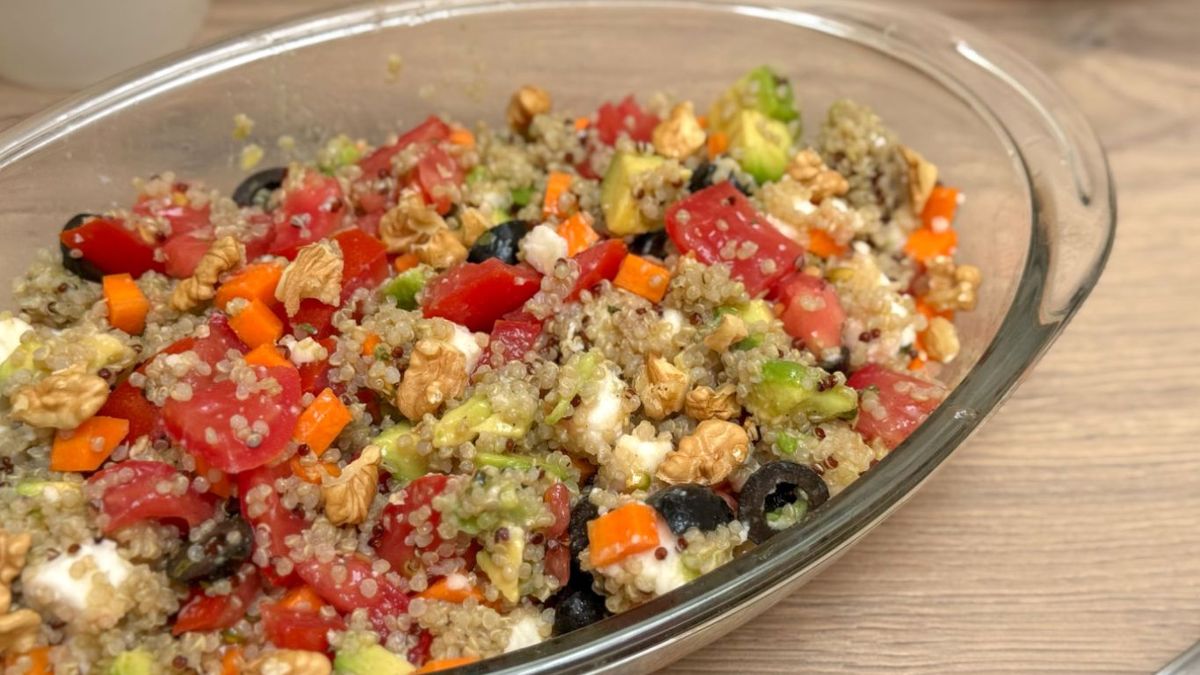 Ensalada de quinoa y aguacate con tomate y nueces