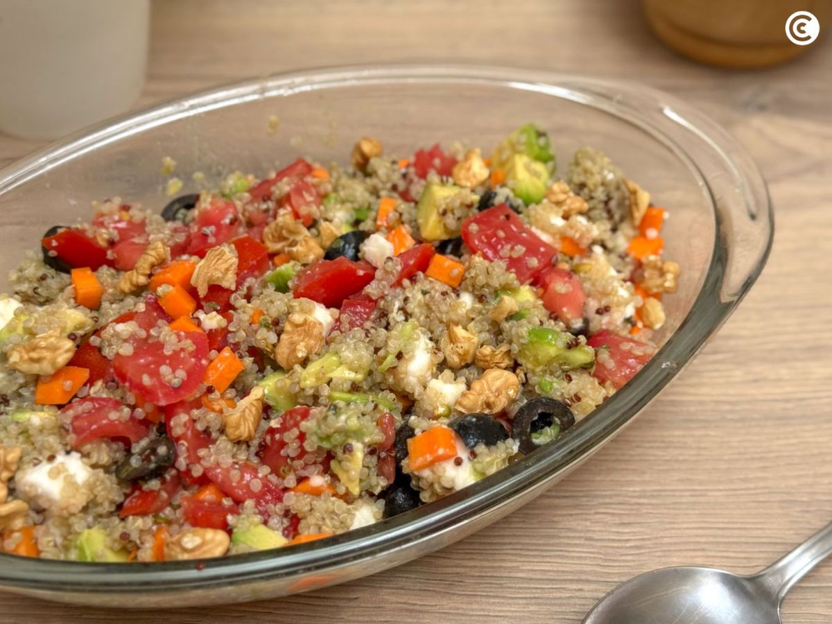 Ensalada de quinoa y aguacate con tomate y nueces