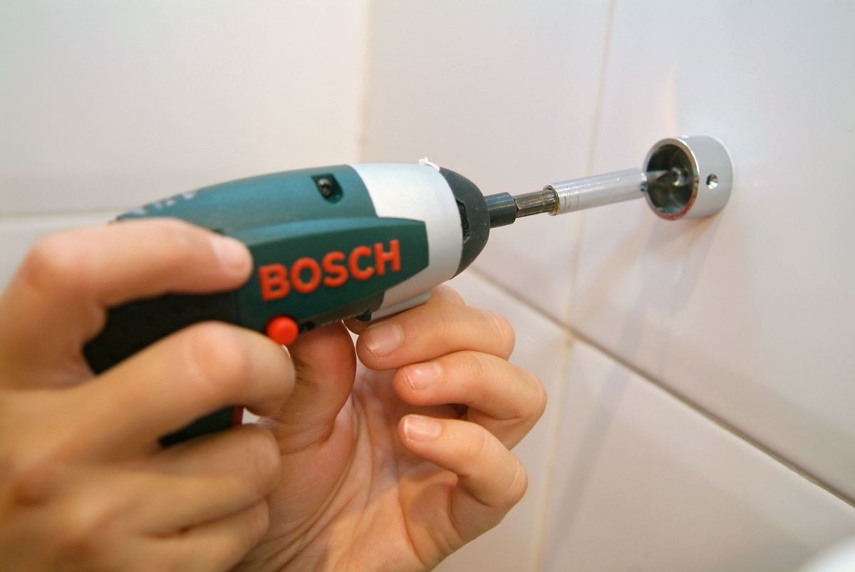 Colocación de accesorios en el baño paso 7