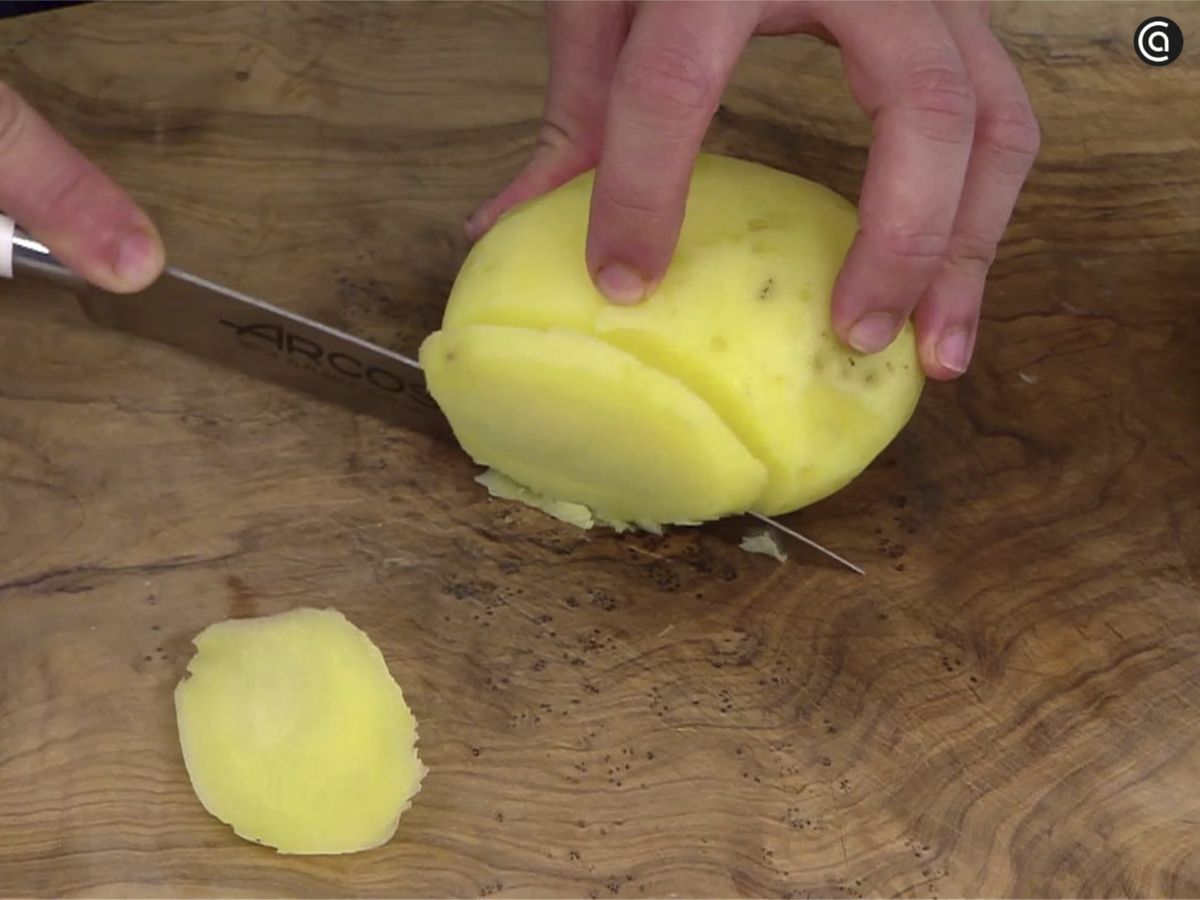Corta las patatas en rodajas
