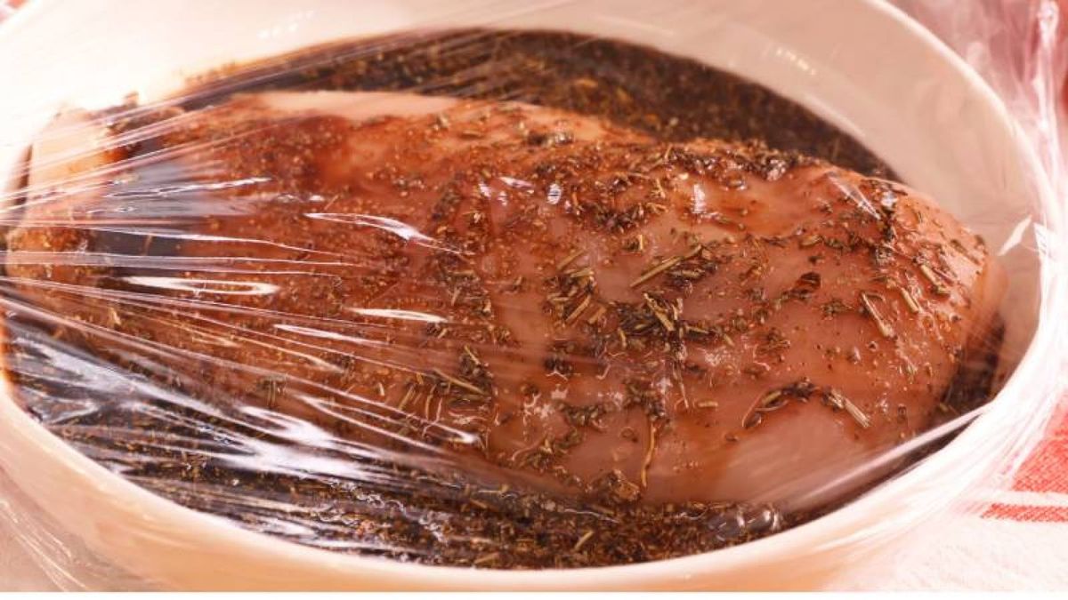 Deja macerar la pechuga de pollo en la mezcla de hierbas y vinagreta en el frigorífico durante al menos 2 horas para intensificar su sabor y jugosidad