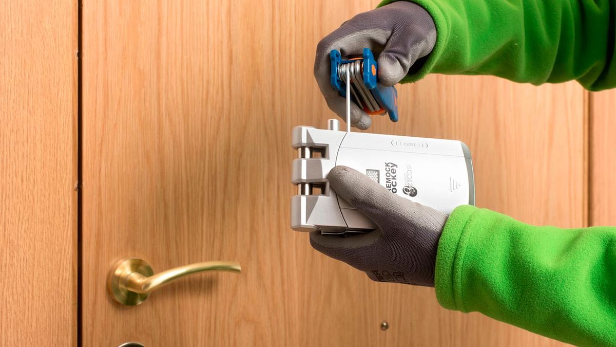 Como colocar una cerradura invisible en la puerta paso 1