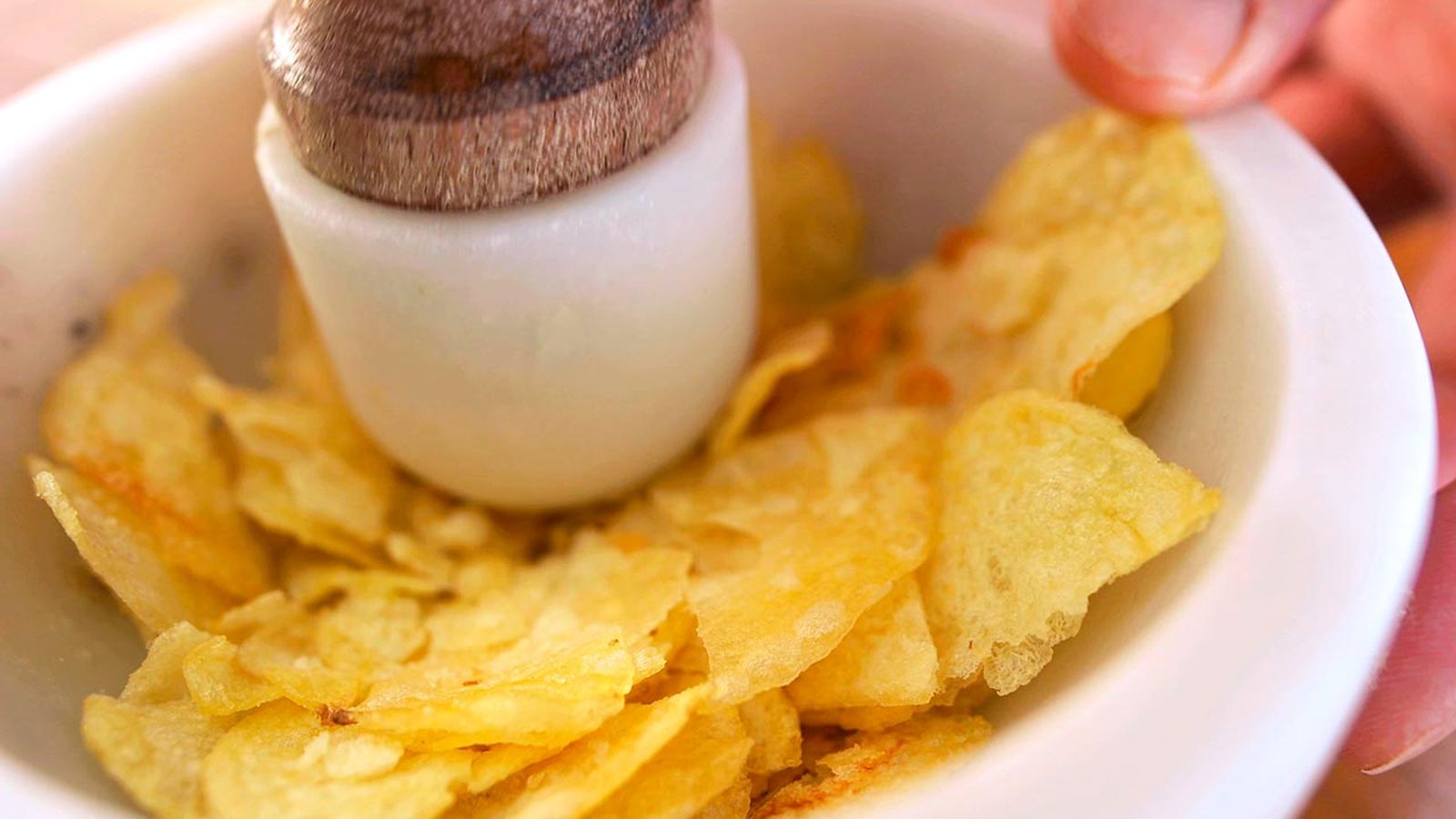 Huevos de codorniz rebozados con almendra paso 6 Huevos de codorniz rebozados con almendra paso 6