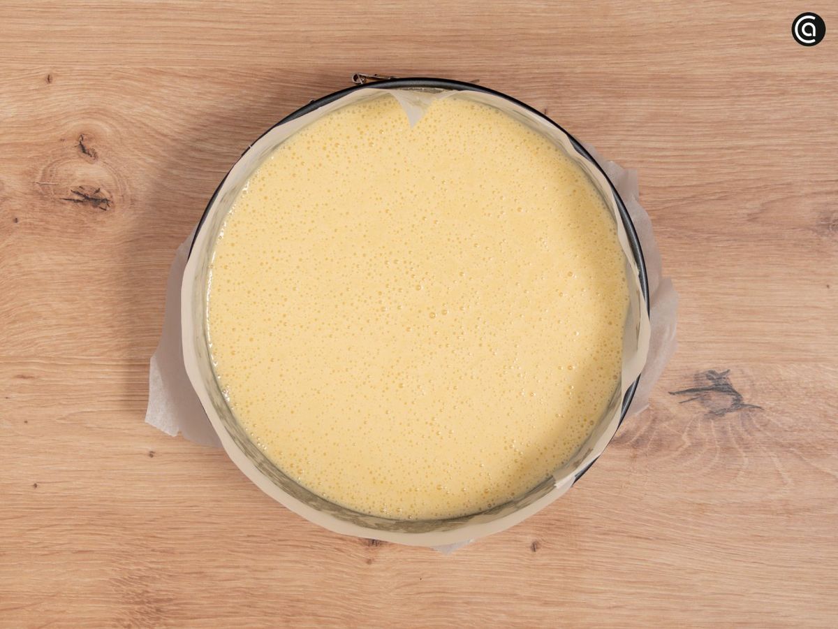 Vierte la masa del bizcocho de leche en el molde y hornea