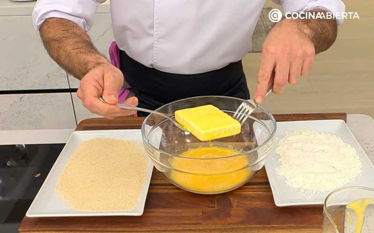 Pasa el queso feta por harina, huevo y pan rallado