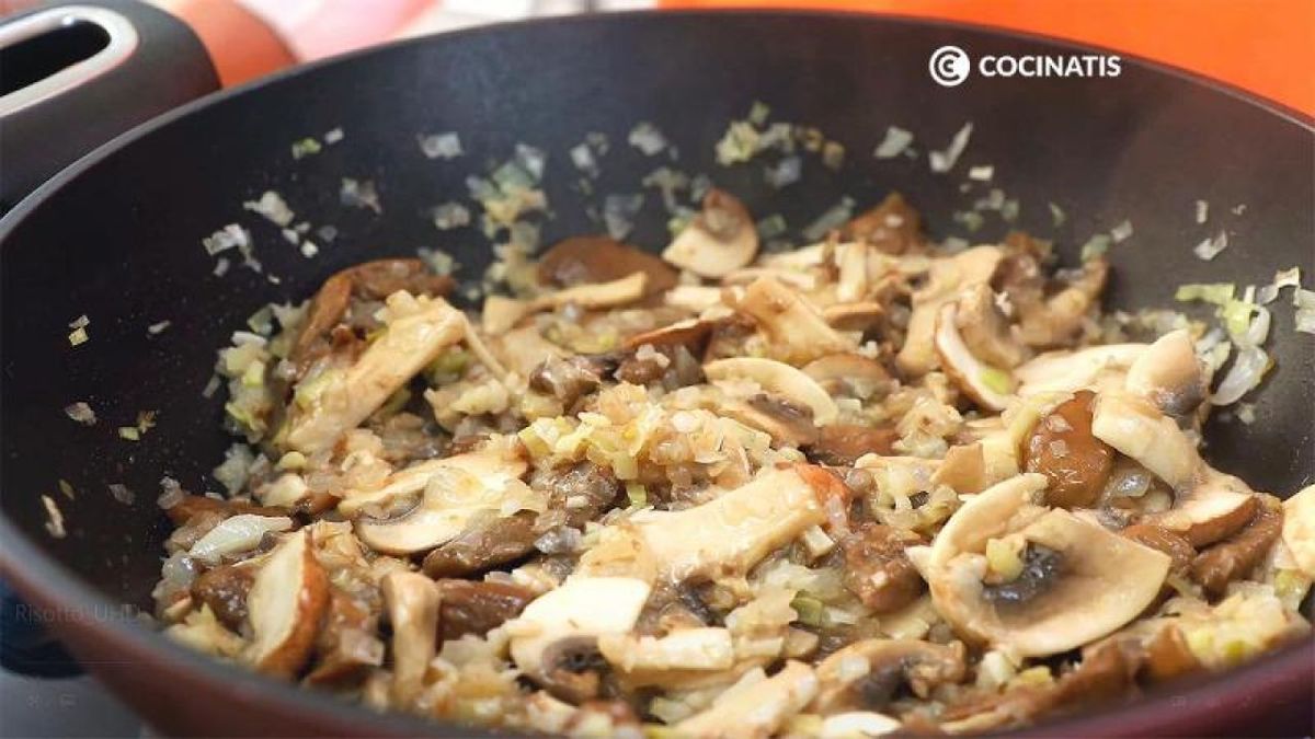 Cocina las setas un par de minutos