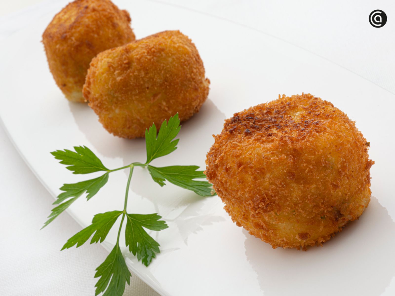 Bolas de patata rellenas de boloñesa, un bocado crujiente que siempre triunfa en la mesa de Reyes.