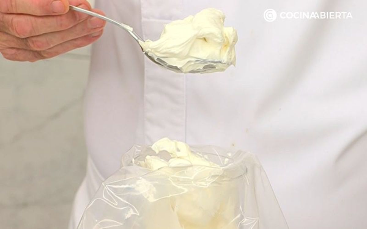 Pon la crema chantilly en una manga pastelera
