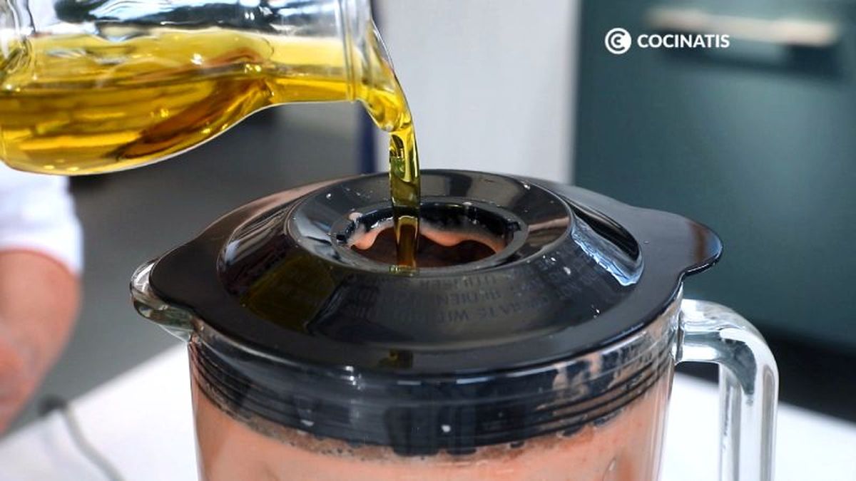 Añadimos lentamente el aceite al vaso de batidora
