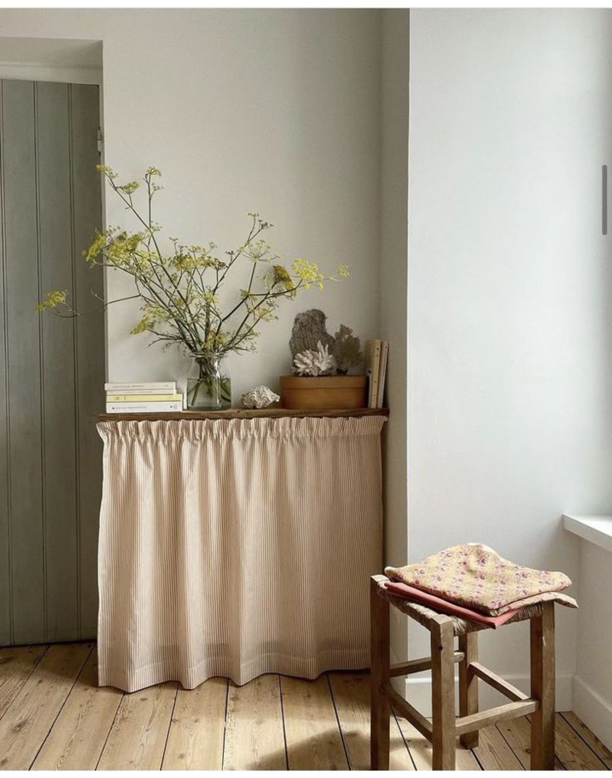 Tapar estantería abierta con tela.