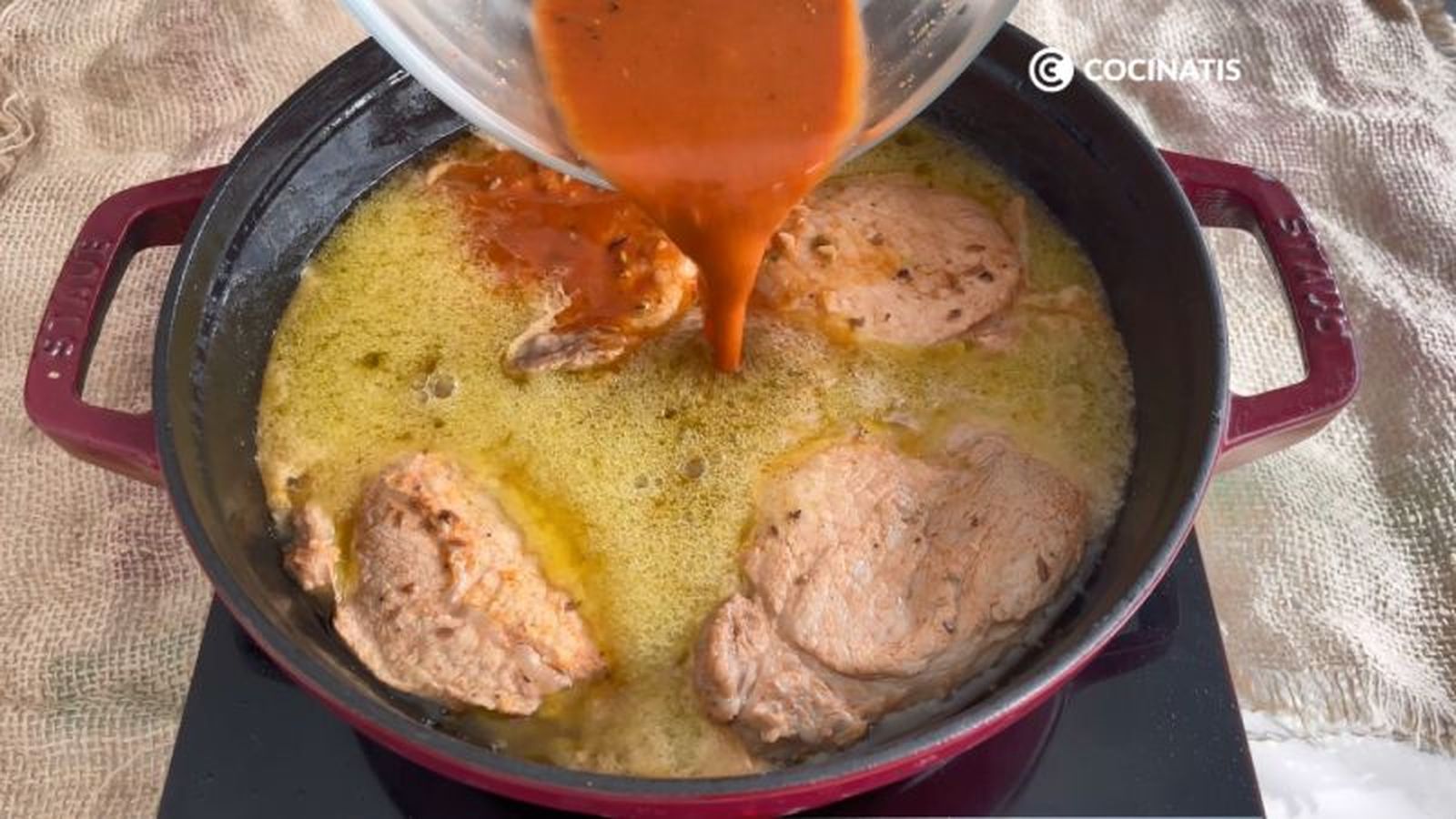 Agregamos el adobo al aceite de freír