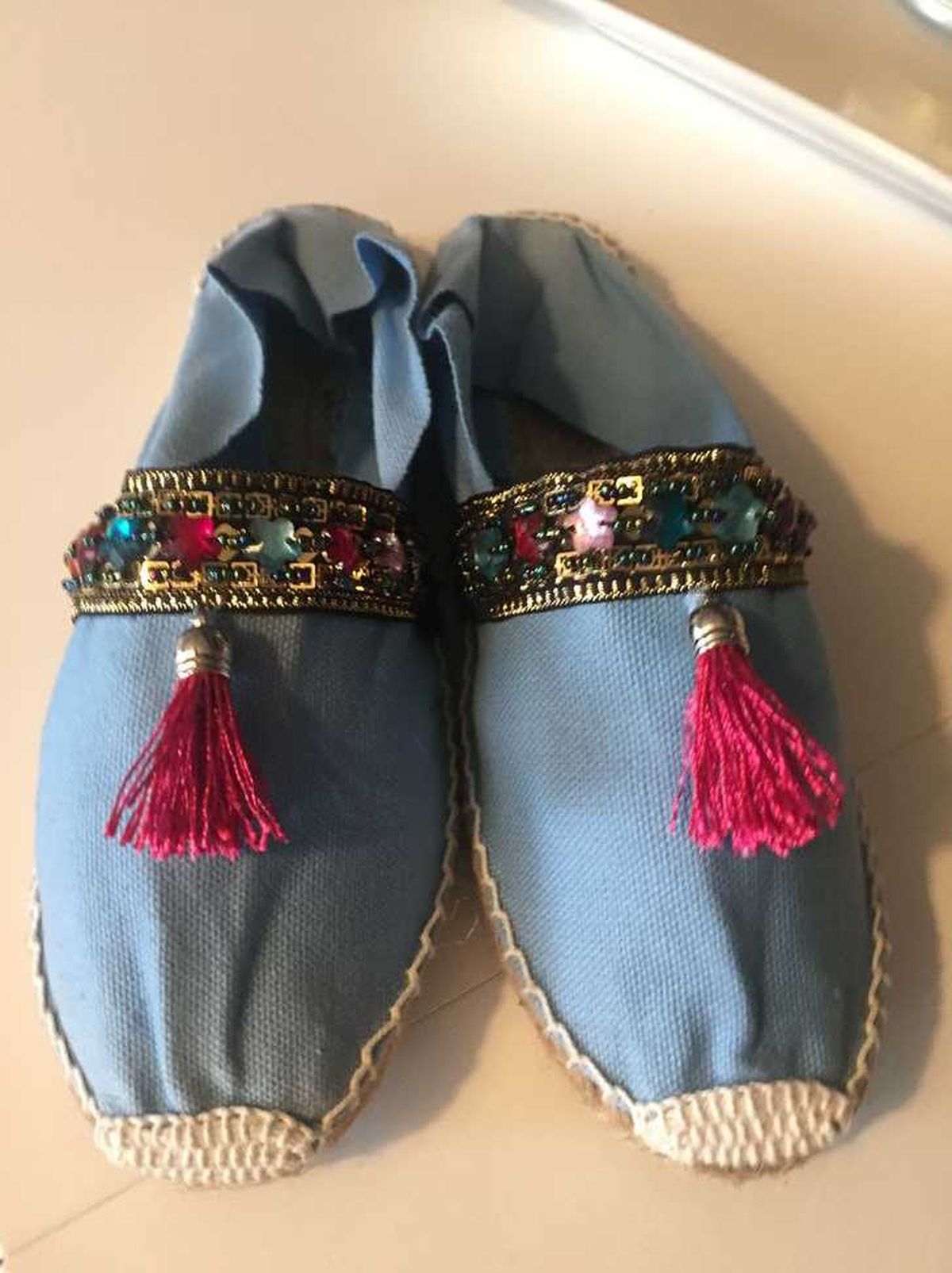 Alpargatas decoradas con pasamanería.
