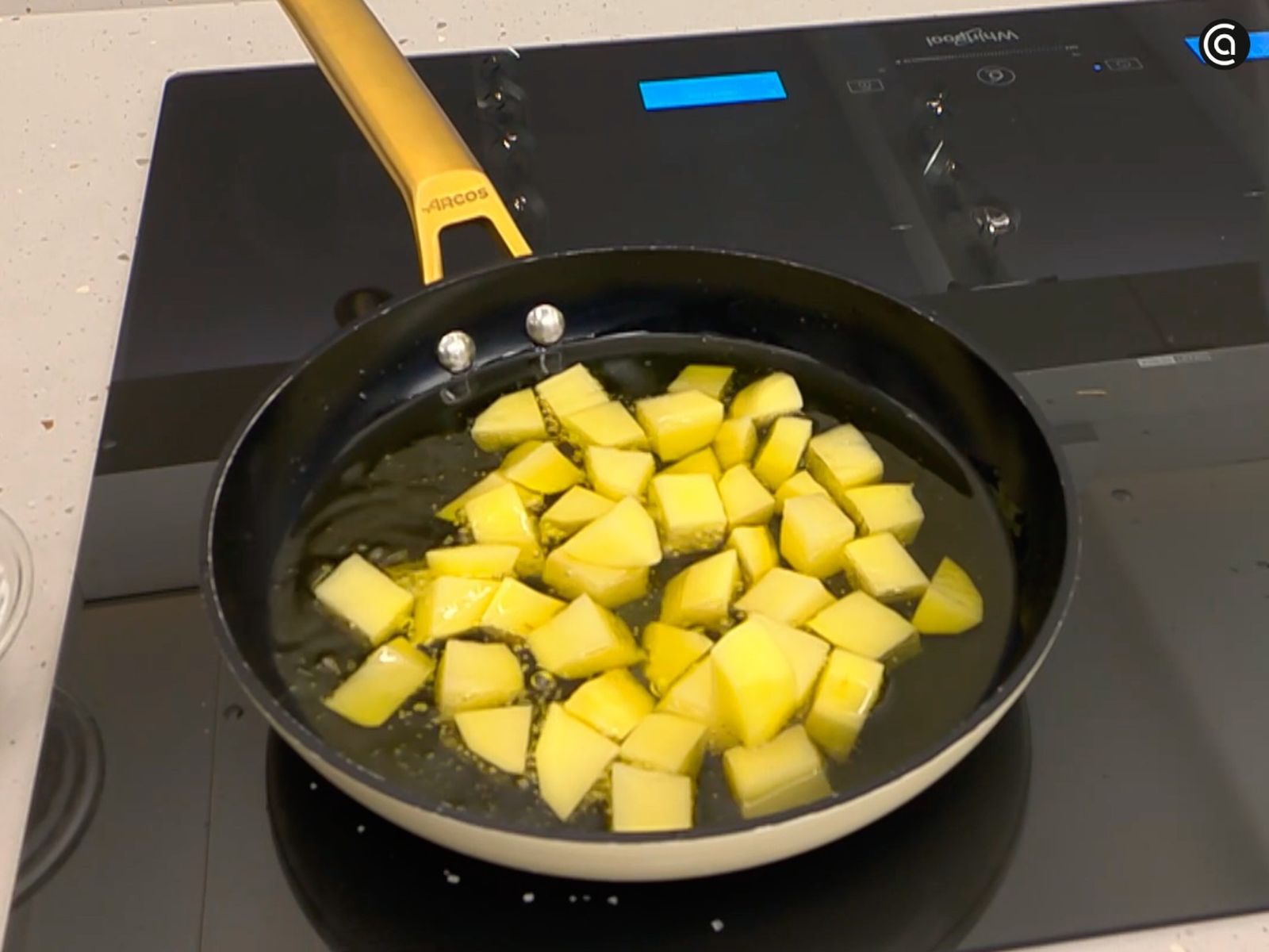 Dora en abundante aceite las patatas hasta que queden crujientes