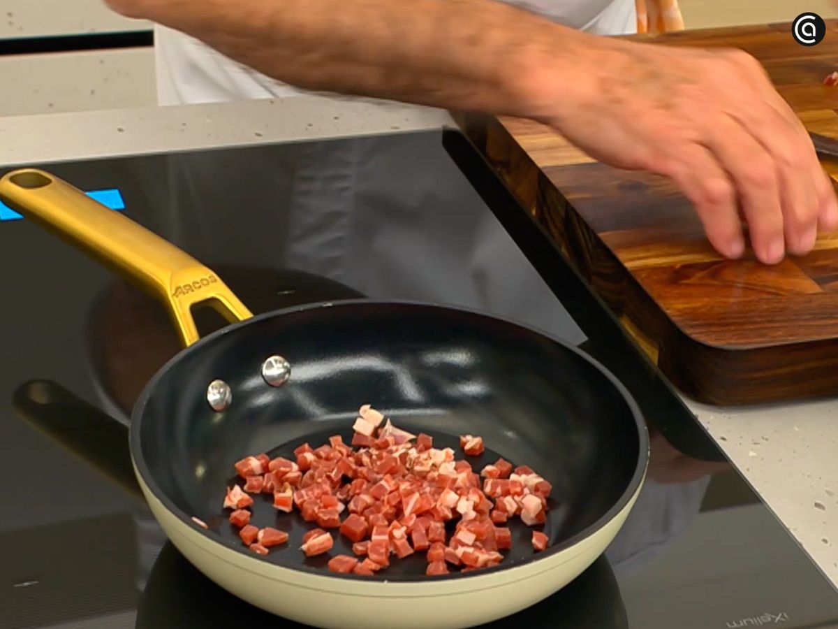 Pica el jamón serrano en dados y cocínalos hasta que estén dorados