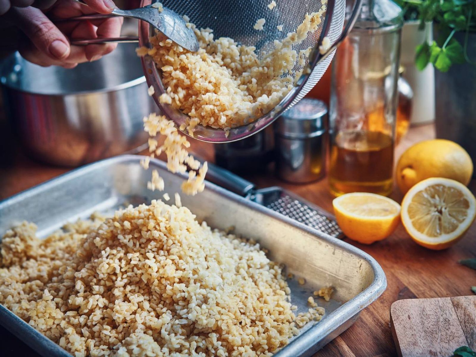 El bulgur no requiere una cocción larga al ser un grano de trigo duro precocido El bulgur no requiere una cocción larga al ser un grano de trigo duro precocido