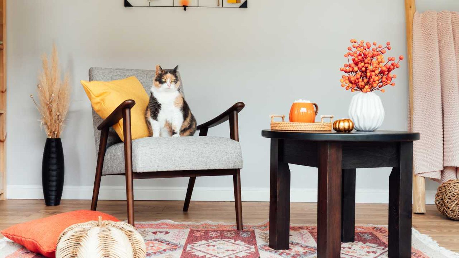 Mesa de madera con un centro de mesa colorido.