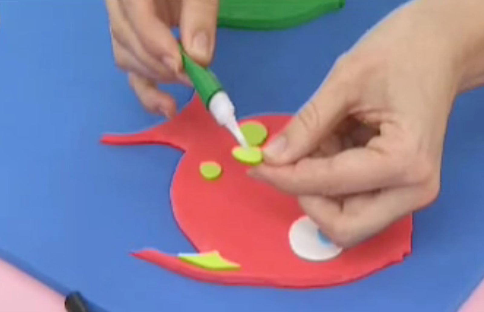 Cómo hacer un móvil colgante para bebés paso 4 Cómo hacer un móvil colgante para bebés paso 4