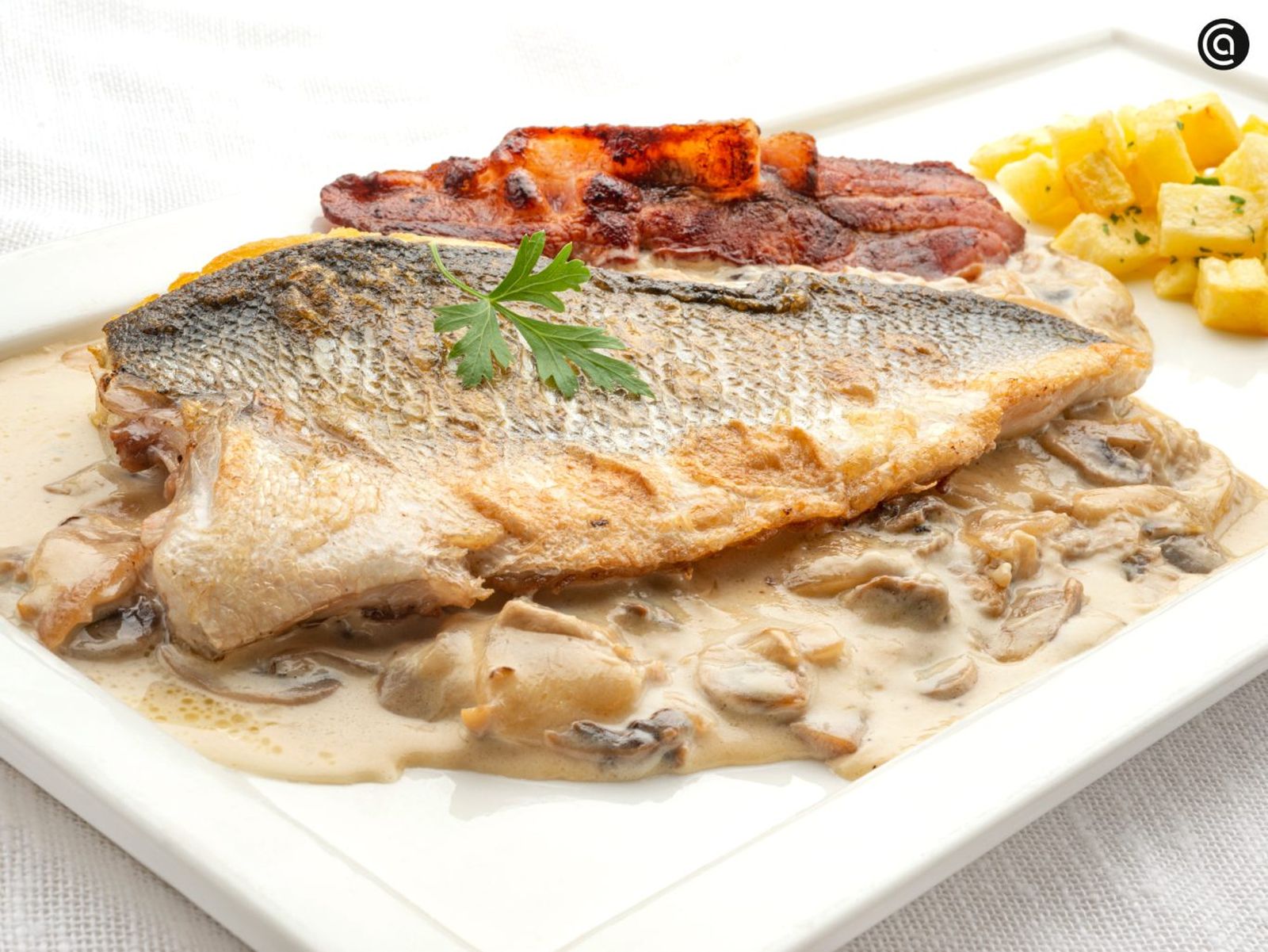 Lubina con champiñones y patata, una receta de pescado con resultado jugoso