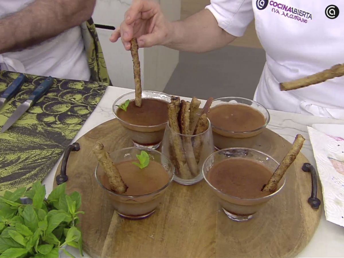 Sirve y decora los flanes