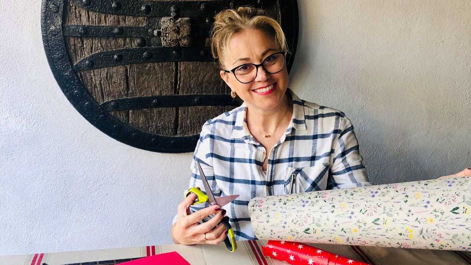 Yolanda Alzola con papeles de manualidades.