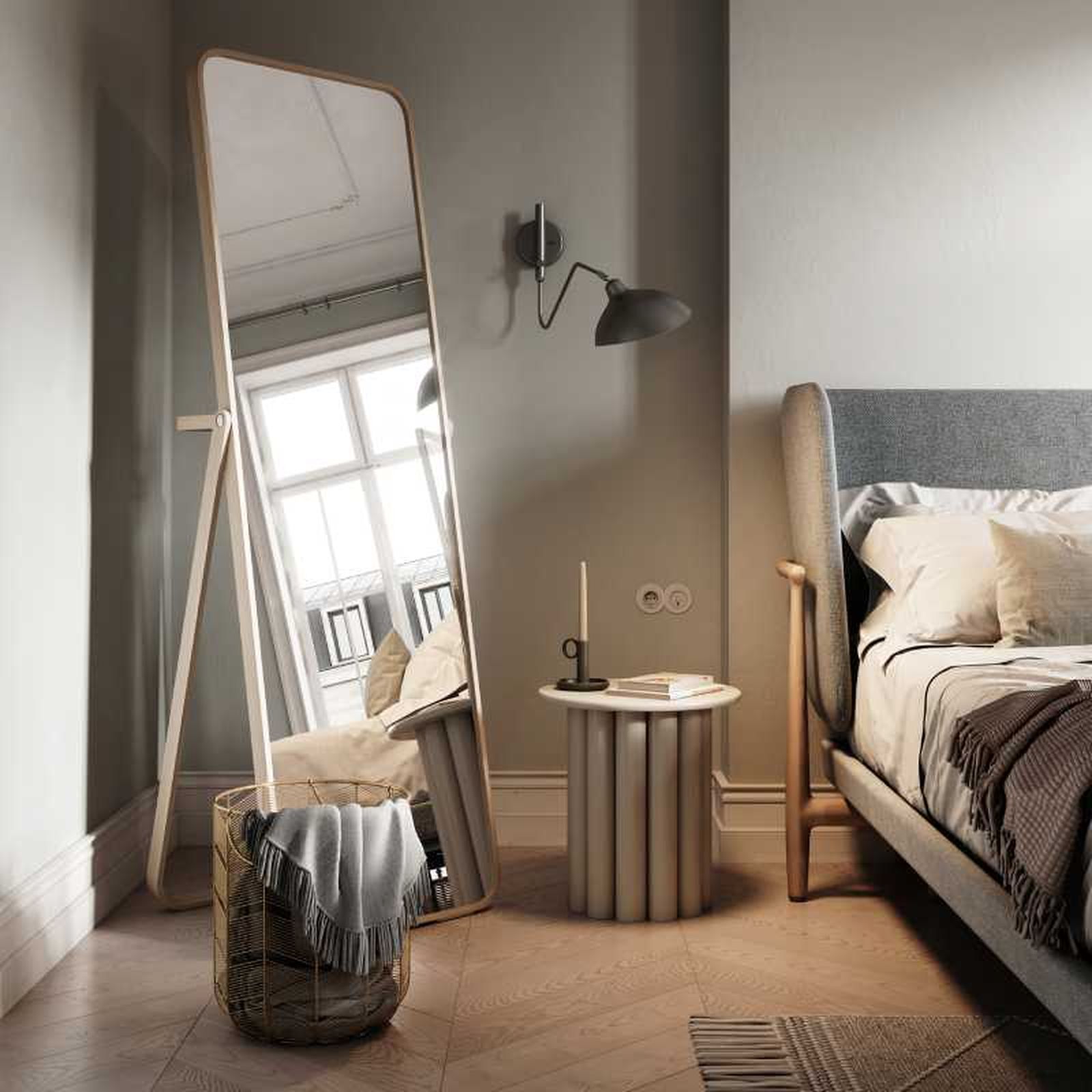 Habitación con espejo de cuerpo entero. Habitación con espejo de cuerpo entero.