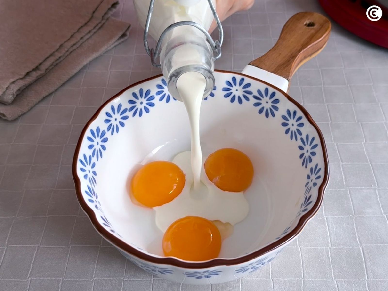 Mezcla yemas con nata para hacer el helado de turrón