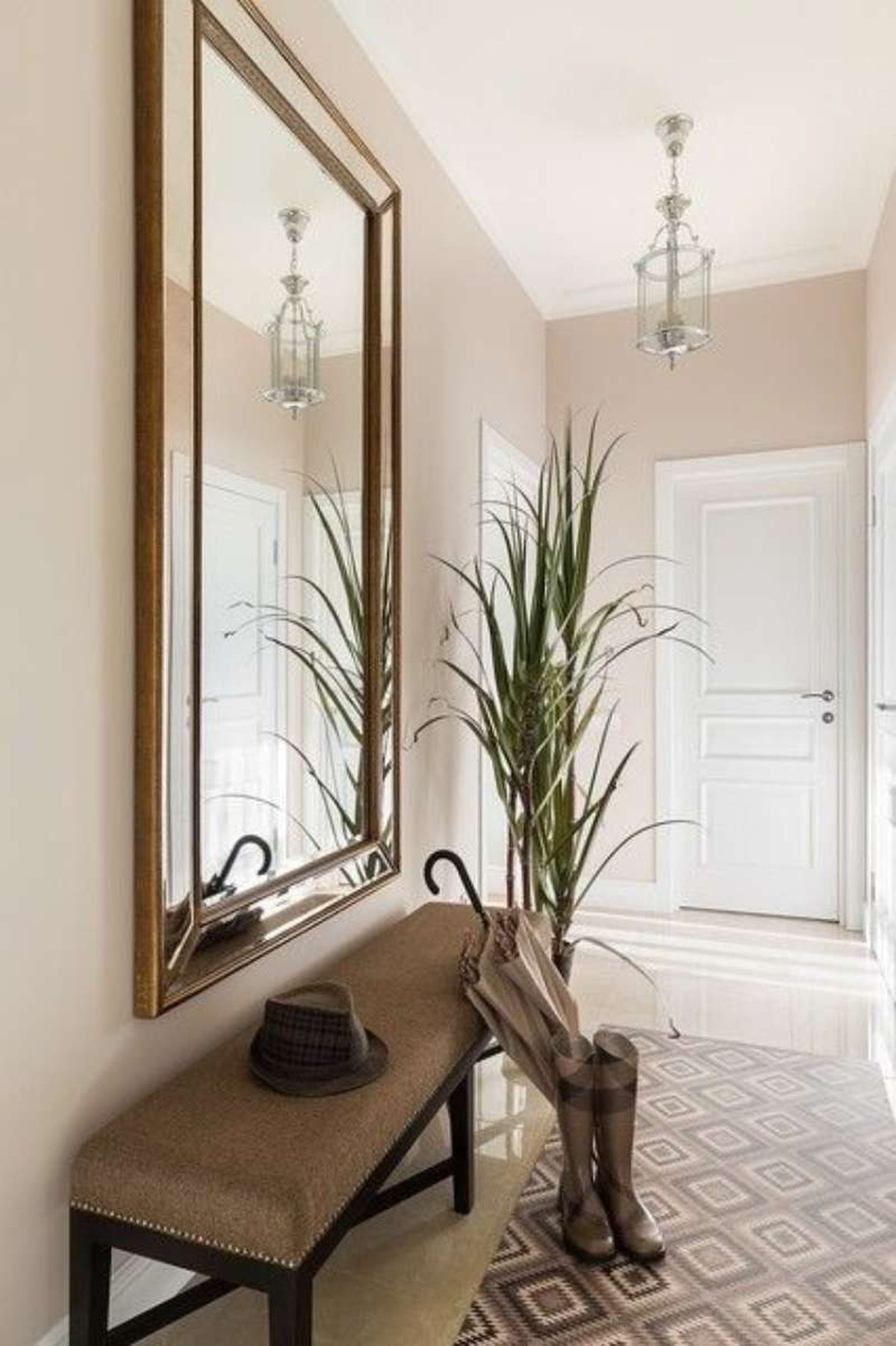 Recibidor con espejo rectangular para buena energía según el feng shui.